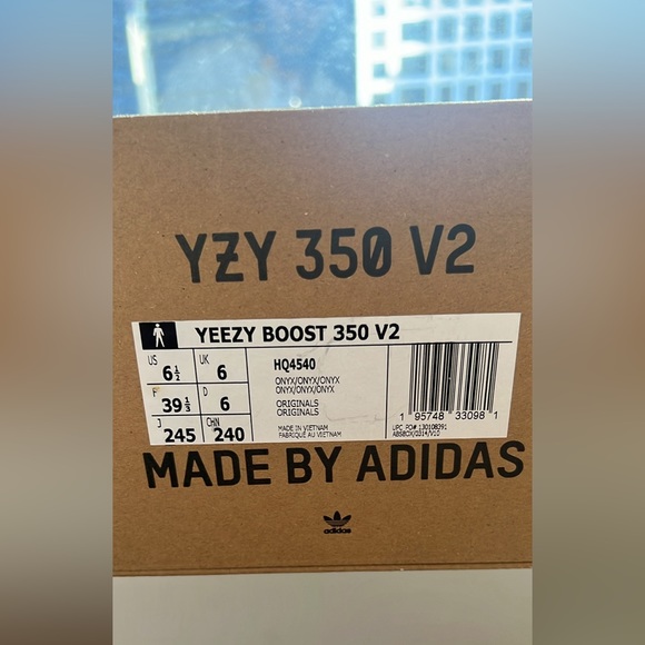 Brand new Yeezy 350 V2 Onyx size U.S. 6.5M - Picture 4 of 4